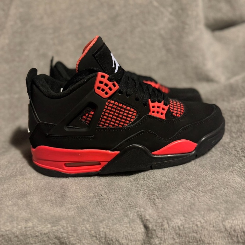 Jordan 4 thunders - Picture 2 of 4